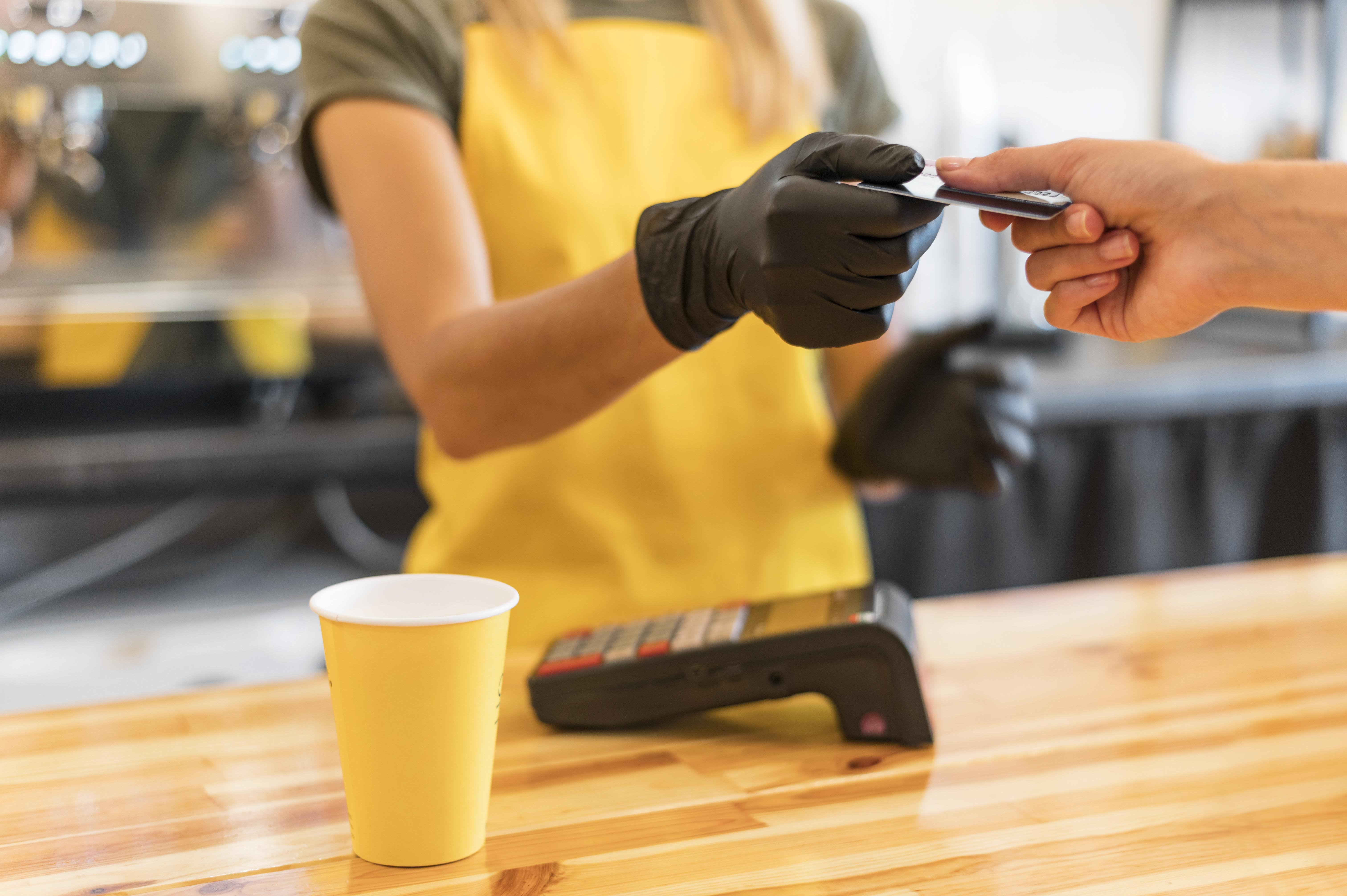 primer-plano-barista-con-globos-de-proteccion