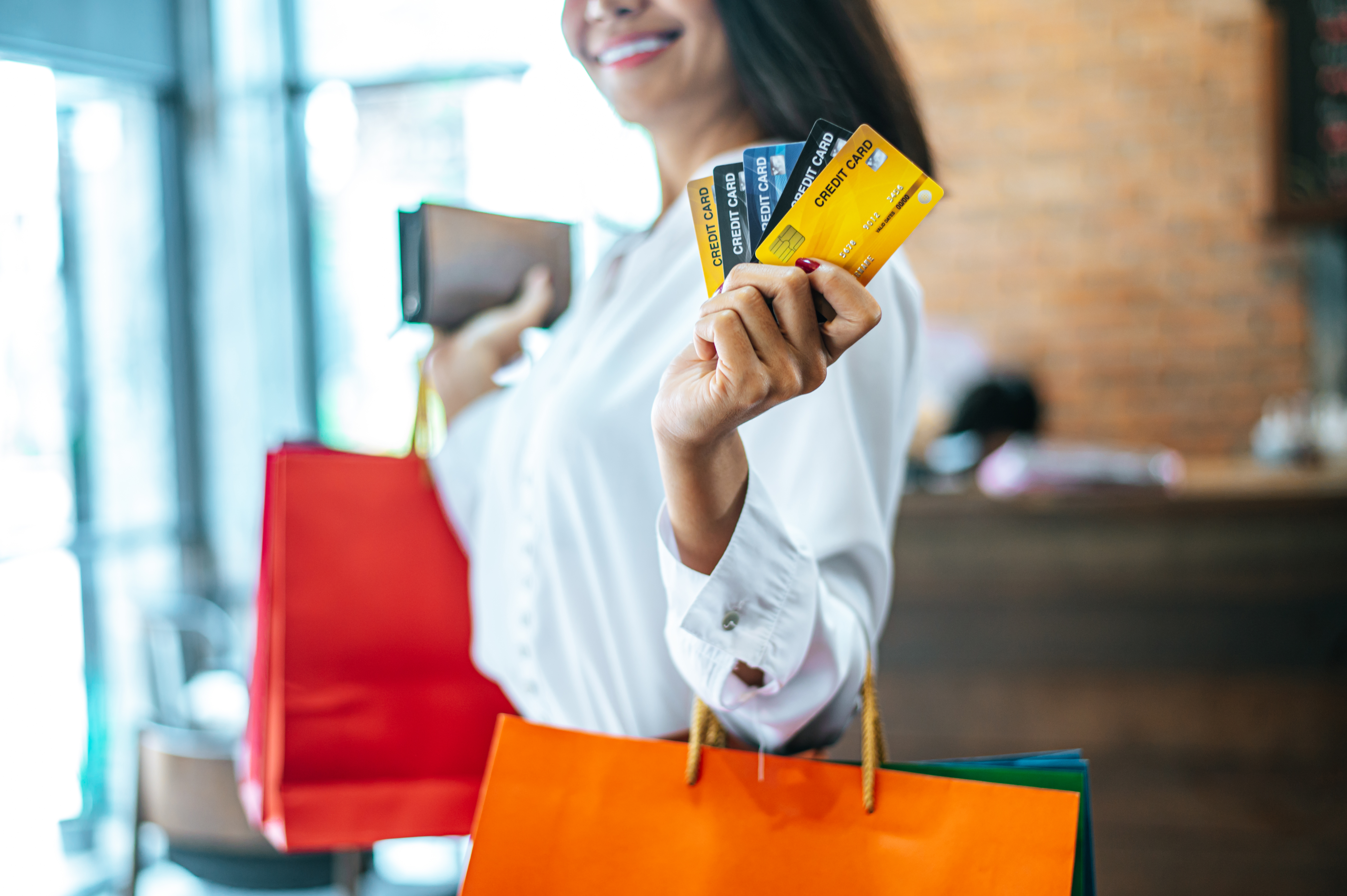 joven-disfruta-de-compras-con-tarjetas-de-credito