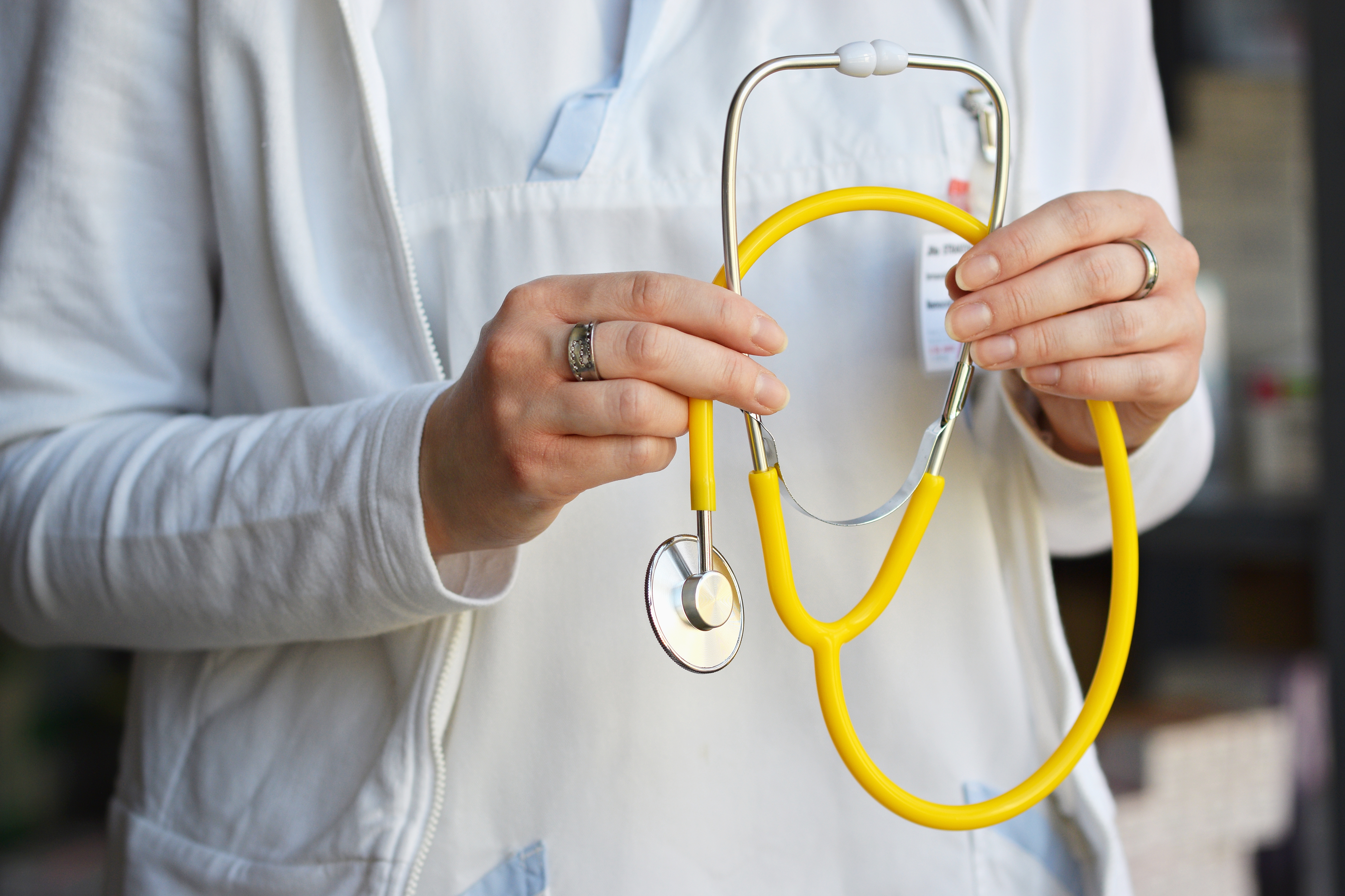 doctor-posando-estetoscopio