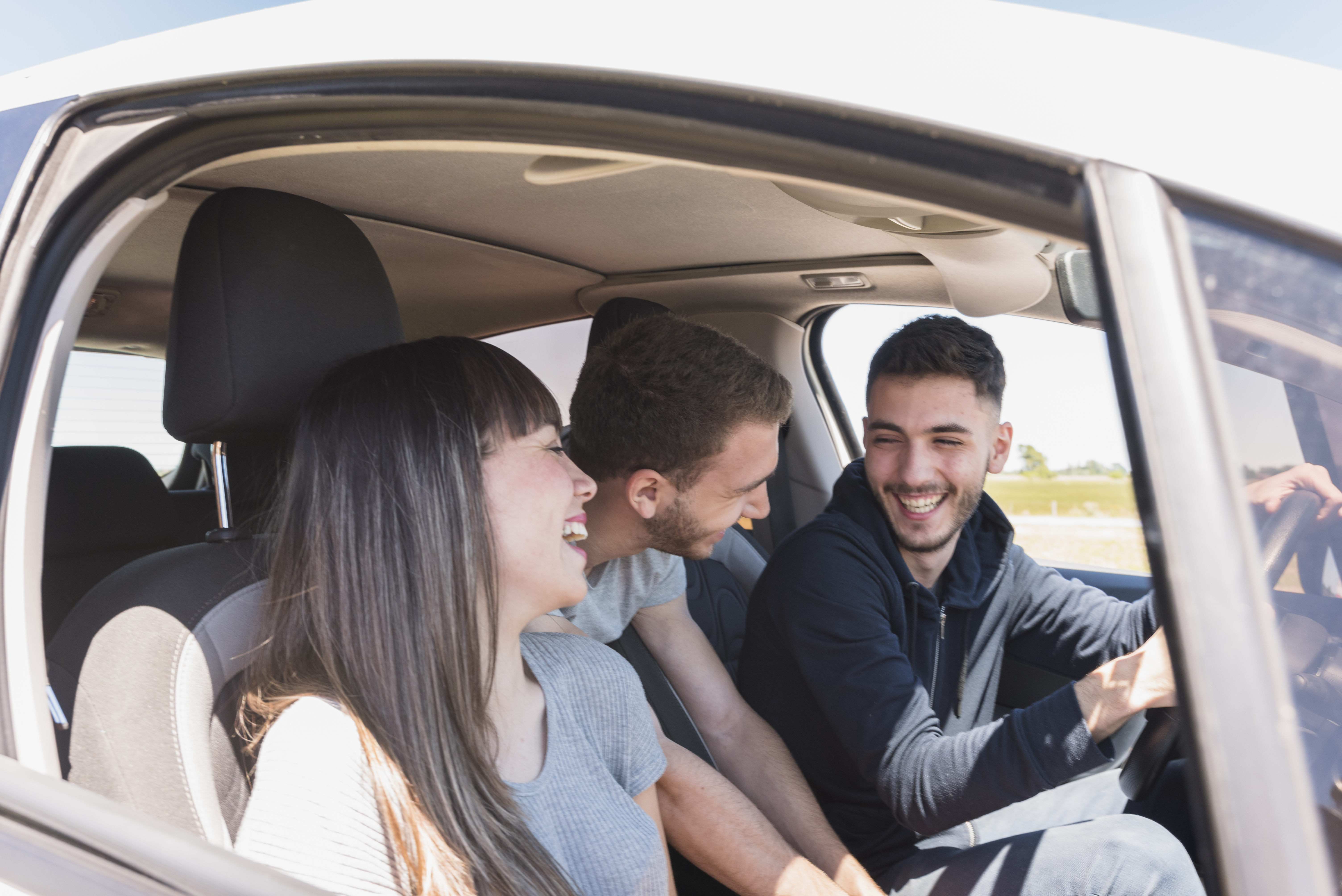 amigos-divirtiendose-dentro-del-coche (1)