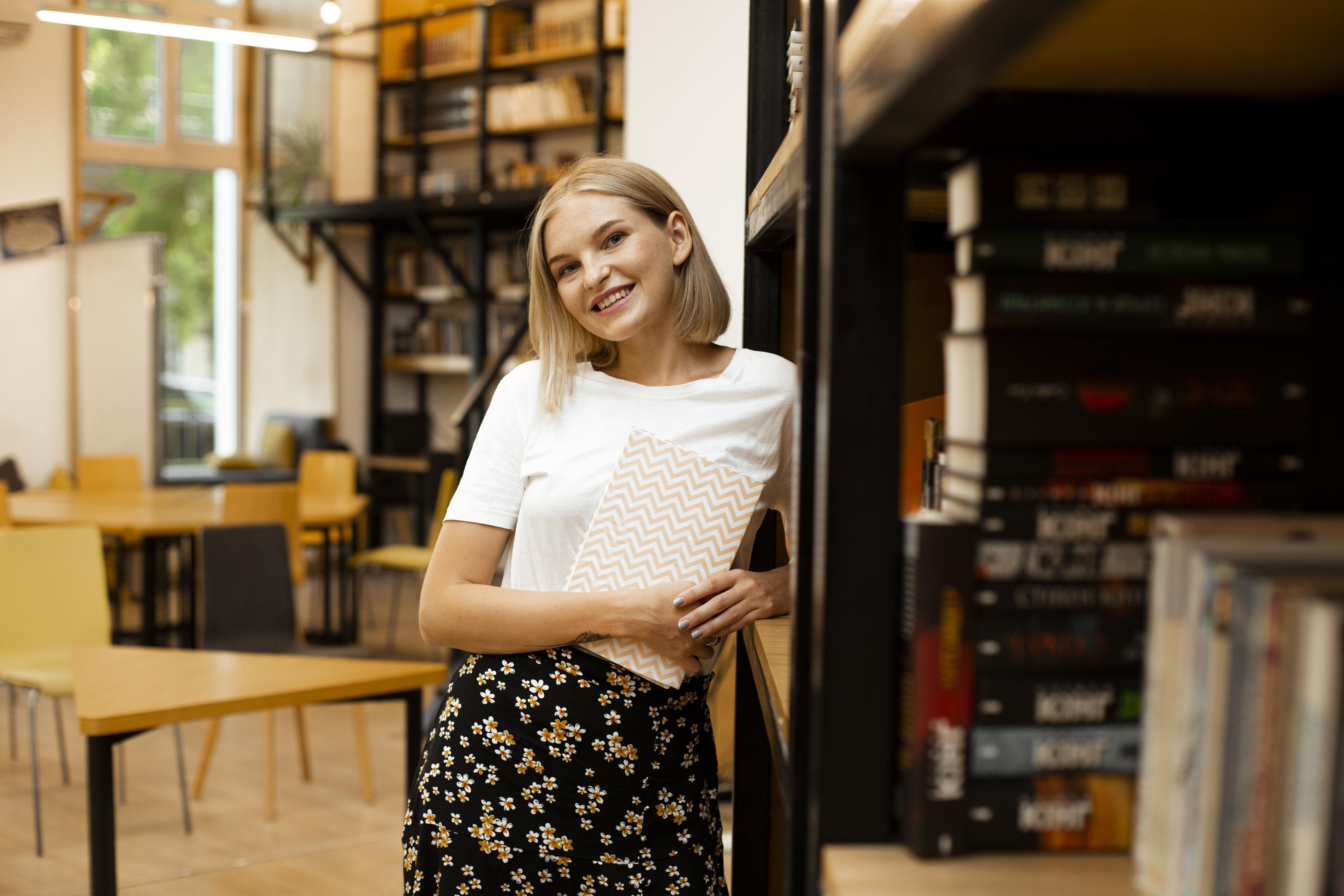 bastante-joven-posando-en-la-biblioteca
