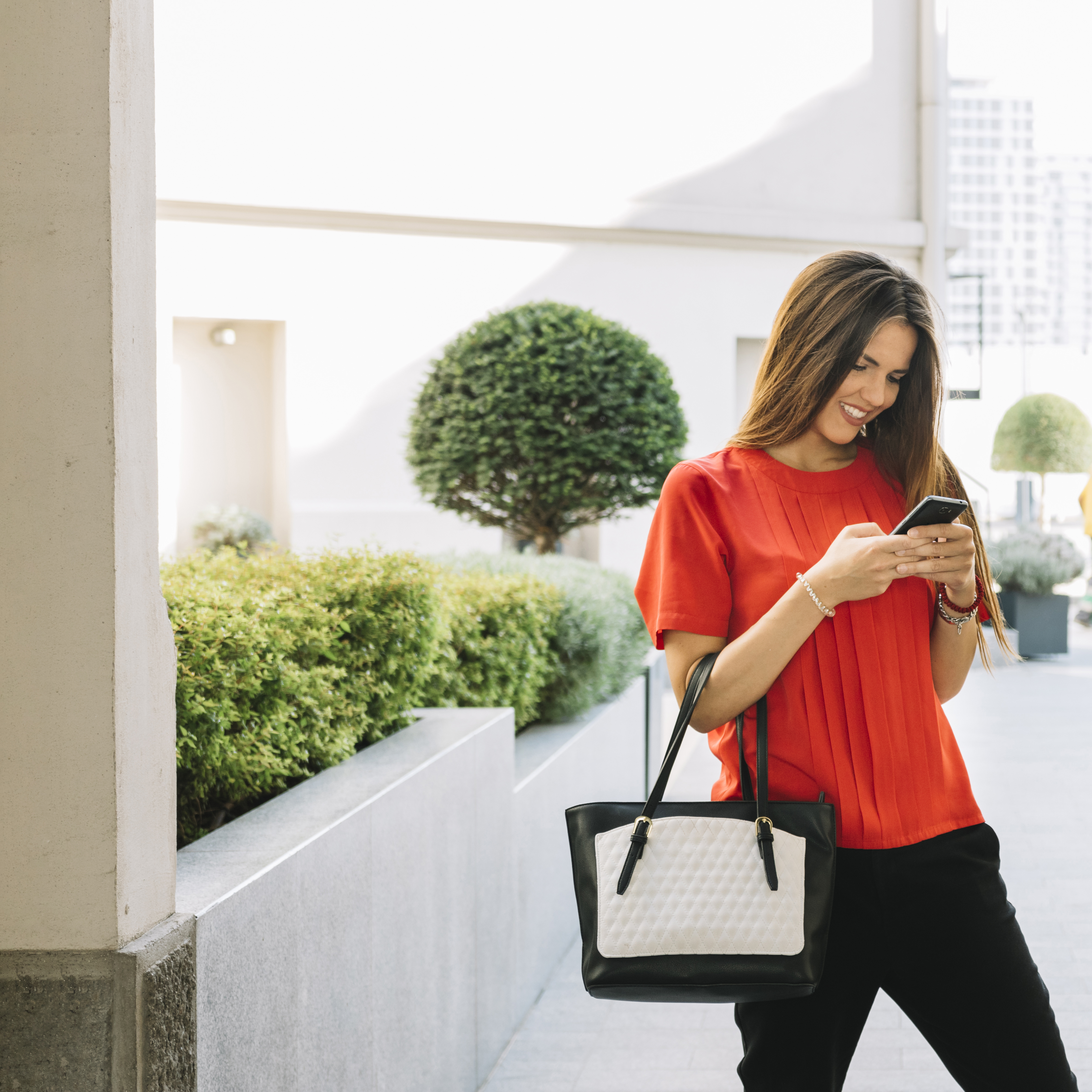 mujer-joven-con-telefono-movil-al-aire-libre