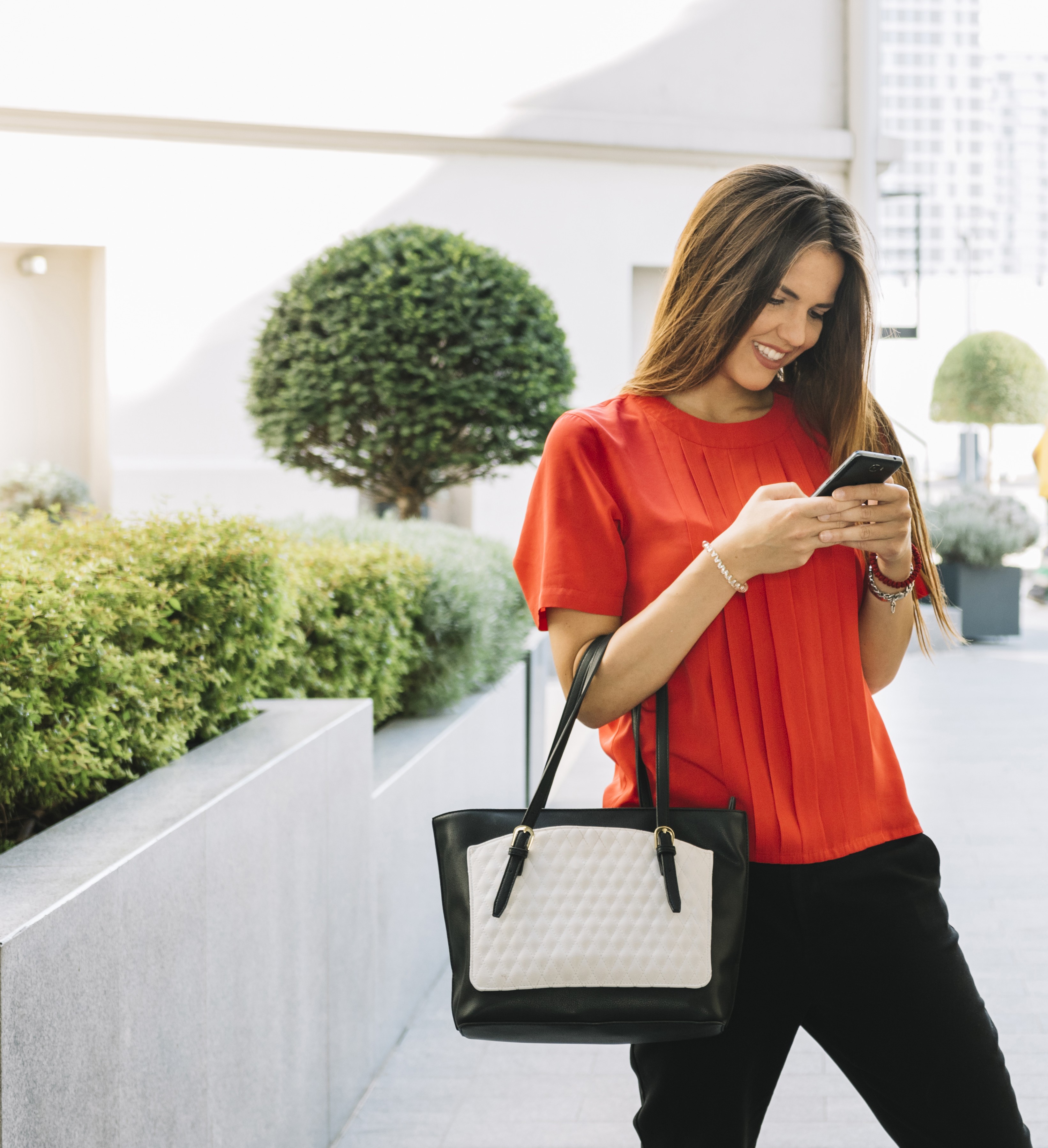 mujer-joven-con-telefono-movil-al-aire-libre